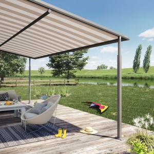 Markise über einer Terrassensituation mit Blick auf eine grüne Wiese und einen Teich.