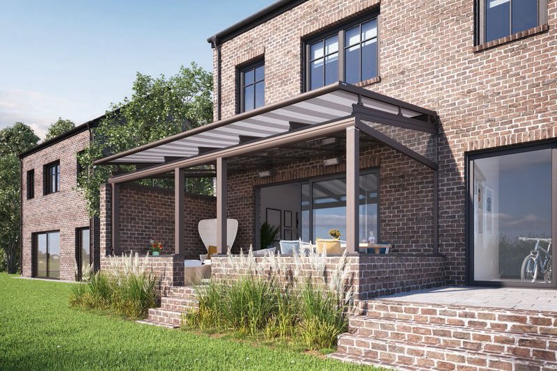 Maison moderne en briques avec terrasse et végétation environnante. Maison moderne en briques avec terrasse et végétation environnante.