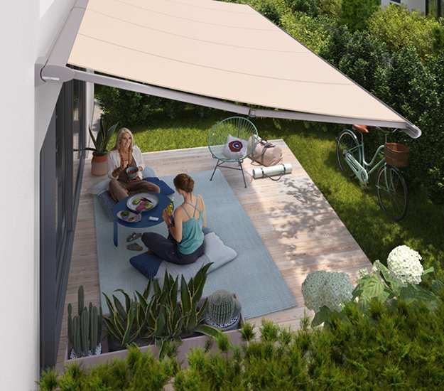 Een beige zonnescherm boven een terrassensituatie met twee personen die samen een maaltijd delen. 