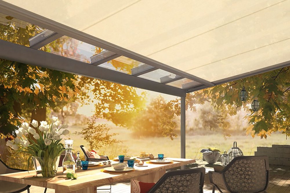 représentation d'une terrasse sous une couverture beige, avec des éléments végétaux en arrière-plan et un éclairage chaleureux.