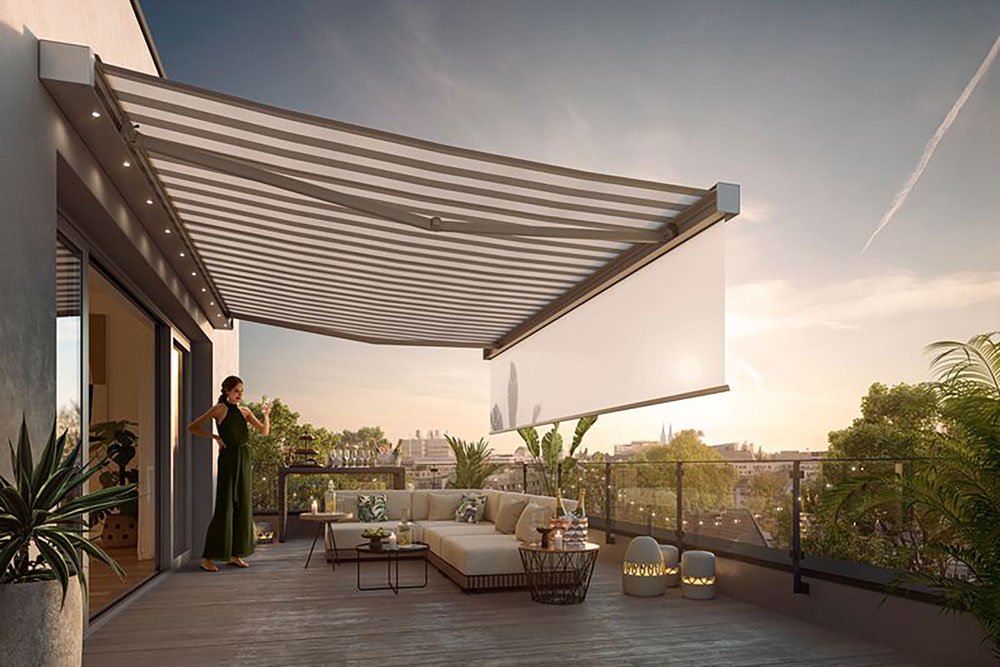 Terrasse avec une surdécoupe et un design moderne, dominée par des teintes de gris et de vert. Terrasse avec une surdécoupe et un design moderne, dominée par des teintes de gris et de vert.