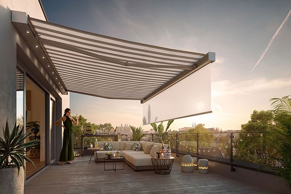 Terrasse avec une surdécoupe et un design moderne, dominée par des teintes de gris et de vert. Terrasse avec une surdécoupe et un design moderne, dominée par des teintes de gris et de vert.