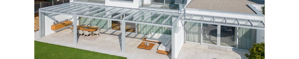 Eine moderne Überdachung mit Glas-Elementen und Terrassensituation, rechteckige Form, helle Farben. Eine moderne Überdachung mit Glas-Elementen und Terrassensituation, rechteckige Form, helle Farben.