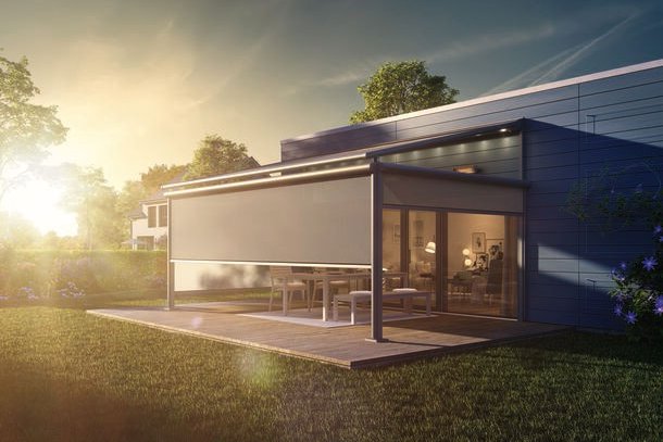 Un jardin avec une terrasse, un auvent discret et un éclairage doré du coucher de soleil. Un jardin avec une terrasse, un auvent discret et un éclairage doré du coucher de soleil.