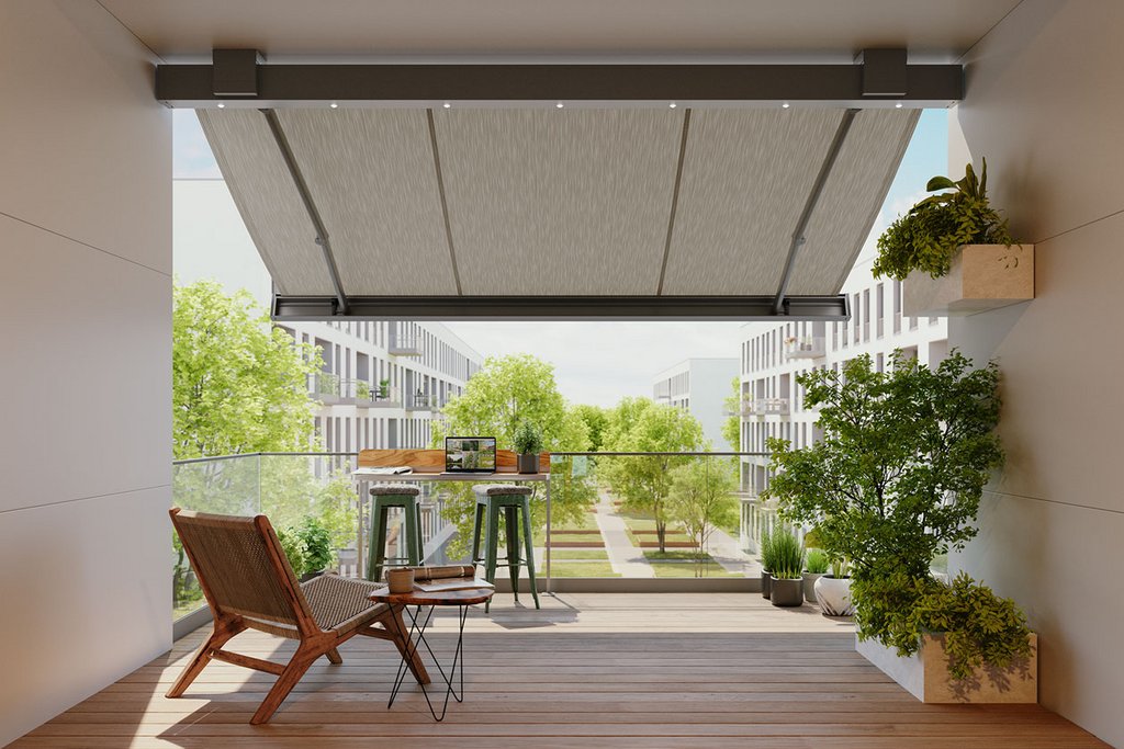 Balcon avec une terrasse en bois, une structure de protection et des plantes vertes en pot.