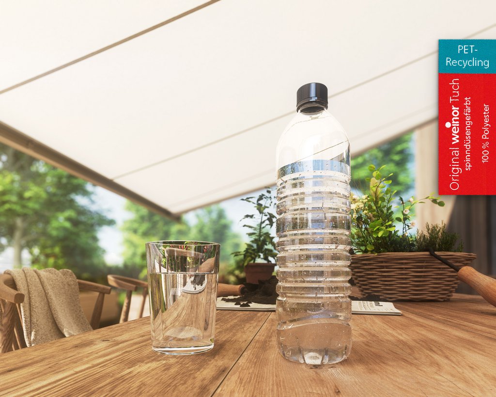 Auf einem Tisch steht eine Wasserflasche neben einem Glas, umgeben von Pflanzen und einer Markise.