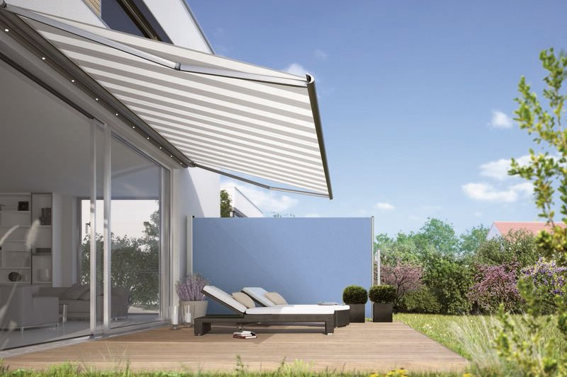 représentation d'une terrasse avec un auvent rayé blanc et gris, offrant de l'ombre. Ciel bleu clair en arrière-plan. représentation d'une terrasse avec un auvent rayé blanc et gris, offrant de l'ombre. Ciel bleu clair en arrière-plan.