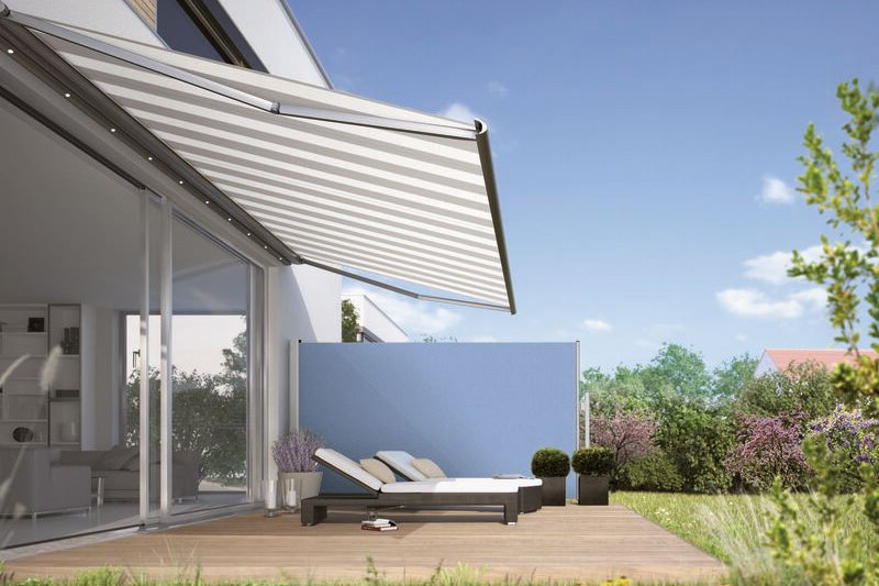 représentation d'une terrasse avec un auvent rayé blanc et gris, offrant de l'ombre. Ciel bleu clair en arrière-plan.