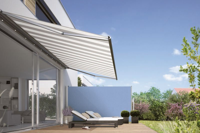représentation d'une terrasse avec un auvent rayé blanc et gris, offrant de l'ombre. Ciel bleu clair en arrière-plan. représentation d'une terrasse avec un auvent rayé blanc et gris, offrant de l'ombre. Ciel bleu clair en arrière-plan.