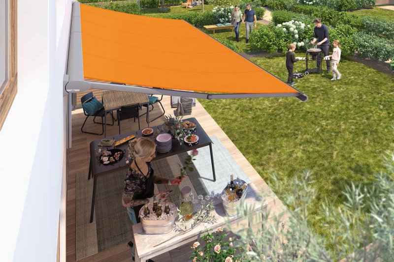 Terrasse avec une exposition ensoleillée, une grande marque orange déployée et un jardin verdoyant en arrière-plan. Terrasse avec une exposition ensoleillée, une grande marque orange déployée et un jardin verdoyant en arrière-plan.