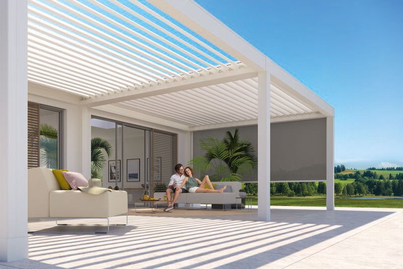 Moderne Überdachung mit horizontalen Lamellen und Terrassensituation im Freien. Moderne Überdachung mit horizontalen Lamellen und Terrassensituation im Freien.