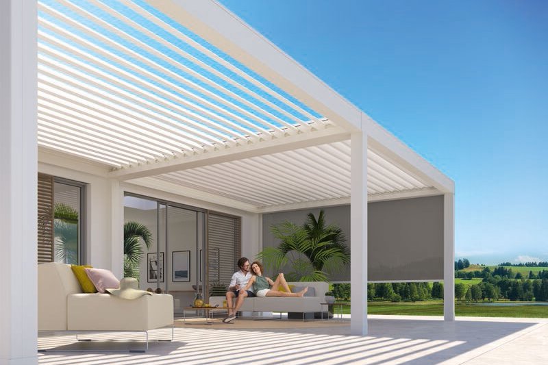 représentation d'une terrasse sous une structure en aluminium blanche avec un toit à lames orientables et un sol en béton.
