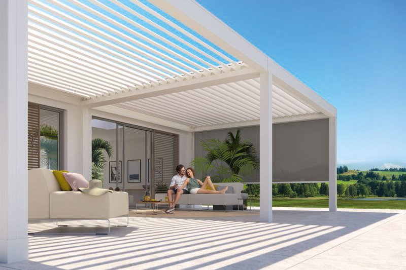 représentation d'une terrasse sous une structure en aluminium blanche avec un toit à lames orientables et un sol en béton.