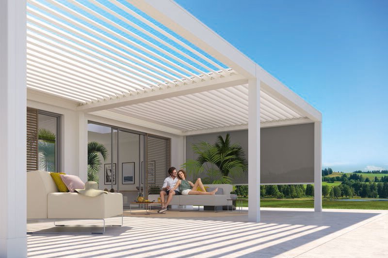 représentation d'une terrasse sous une structure en aluminium blanche avec un toit à lames orientables et un sol en béton. représentation d'une terrasse sous une structure en aluminium blanche avec un toit à lames orientables et un sol en béton.