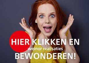 Een vrouw met lange, rode haren en een gele top, die enthousiast gebaren maakt tegen een grijze achtergrond. 