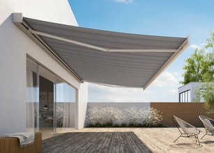 Sonnenschutz in grau, ausgefahren über einer Terrasse mit Holzbelag und modernen Möbeln. 