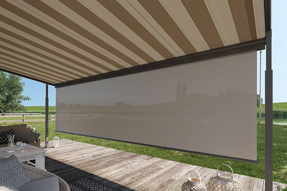 Markise mit gestreiftem Design und Terrassensituation unter einem Überdach in grüner Umgebung. Markise mit gestreiftem Design und Terrassensituation unter einem Überdach in grüner Umgebung.
