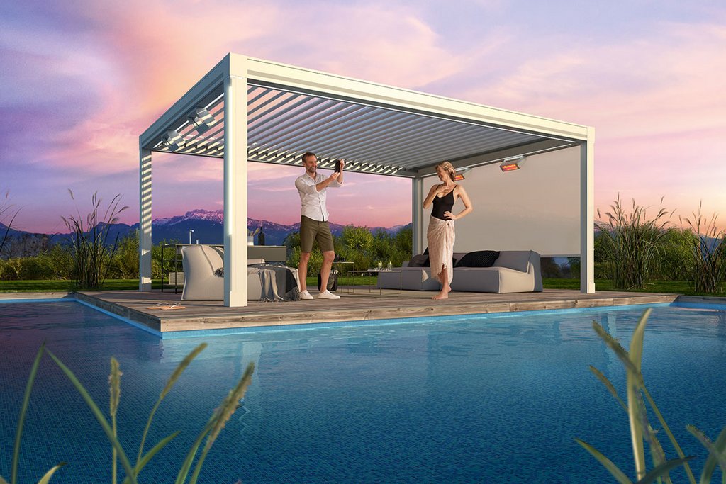 Une terrasse moderne avec une surélévation blanche, près d'une piscine, sous un ciel coloré au coucher du soleil.