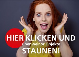 Frau mit roten Haaren, überrascht und erfreut, hinter einem grauen Hintergrund mit großem rotem Kreis und Text. 