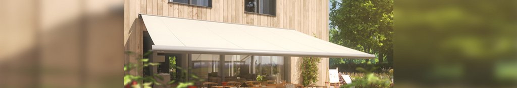 Vue d'une maison en bois avec une marque blanche déployée au-dessus d'une terrasse. Vue d'une maison en bois avec une marque blanche déployée au-dessus d'une terrasse.