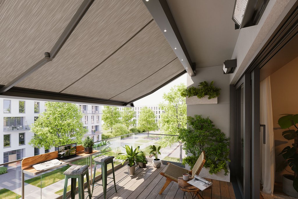 Terrasse avec une surbrillance grise et des structures de bois, entourée de verdure.