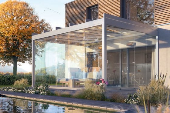 représentation d'une terrasse moderne avec une toit de terrasse en verre et des plantes aquatiques, reflétant un ciel bleu.