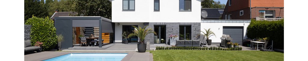 Moderne Architektur mit einem weißen Haus, Garten, Pool und Überdachung. Moderne Architektur mit einem weißen Haus, Garten, Pool und Überdachung.