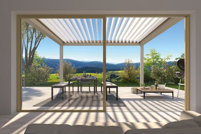Moderne Überdachung mit Lamellen, Blick auf eine Terrassensituation in grüner Landschaft. Moderne Überdachung mit Lamellen, Blick auf eine Terrassensituation in grüner Landschaft.