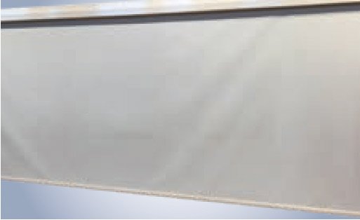 Un tissu de protection solaire de couleur beige, tendu en milieu horizontal.
