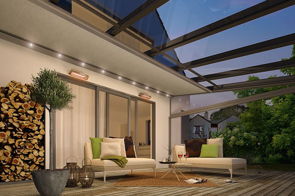 Moderne Terrassensituation mit Überdachung, Glas-Schiebewänden und Markisenkasten bei Dämmerung. Moderne Terrassensituation mit Überdachung, Glas-Schiebewänden und Markisenkasten bei Dämmerung.