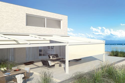 Moderne Überdachung in hellem Farbton, integriert in eine stilvolle Terrassensituation mit Aussicht auf Wasser. Moderne Überdachung in hellem Farbton, integriert in eine stilvolle Terrassensituation mit Aussicht auf Wasser.