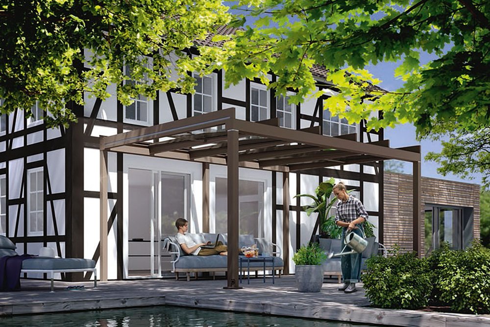 Moderne Terrassensituation mit Überdachung, Glas-Schiebewänden, Pflanzen und Wasserfläche im Vordergrund. Moderne Terrassensituation mit Überdachung, Glas-Schiebewänden, Pflanzen und Wasserfläche im Vordergrund.