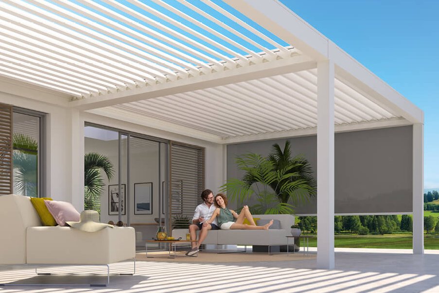 Espace extérieur moderne avec une surstructure blanche et des ombres projetées.