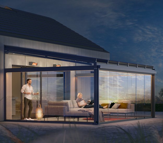 Een moderne overkapping met glaswanden en sfeervolle verlichting in een terrassensituatie. 