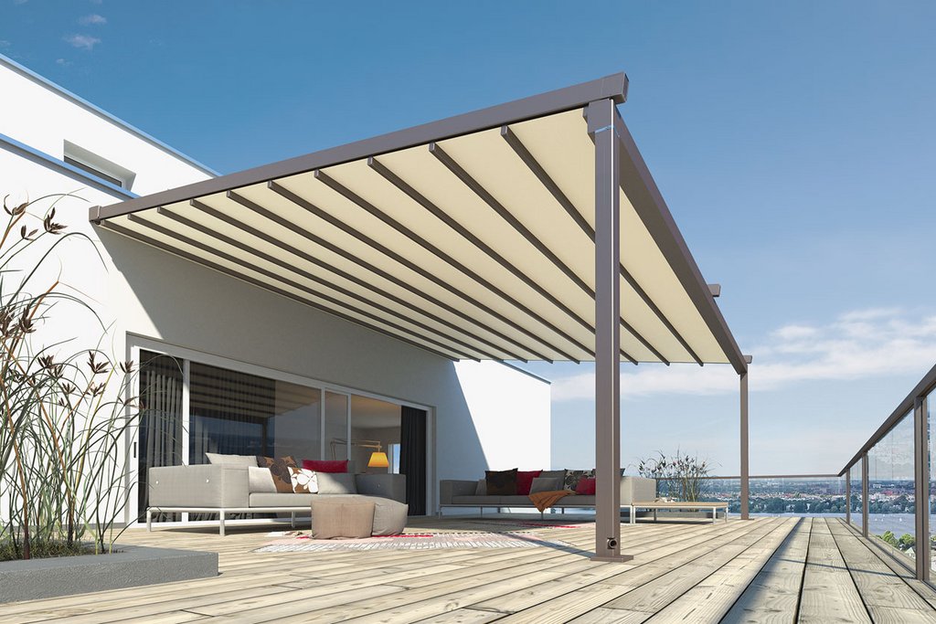 Terrasse avec une surélévation et un auvent beige, du mobilier moderne et une vue dégagée.