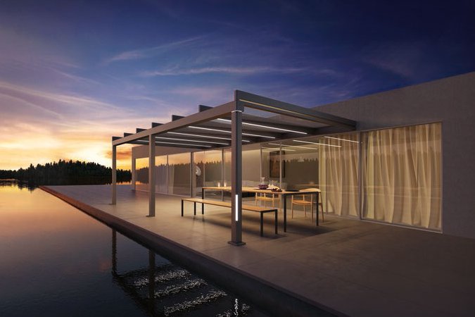 Terrasse avec une surstructure élégante au bord de l'eau, éclairée par un coucher de soleil coloré. Terrasse avec une surstructure élégante au bord de l'eau, éclairée par un coucher de soleil coloré.