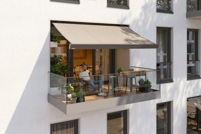 Balcon avec une surplomb de type marquise et une situation de terrasse, couleur dominante beige.