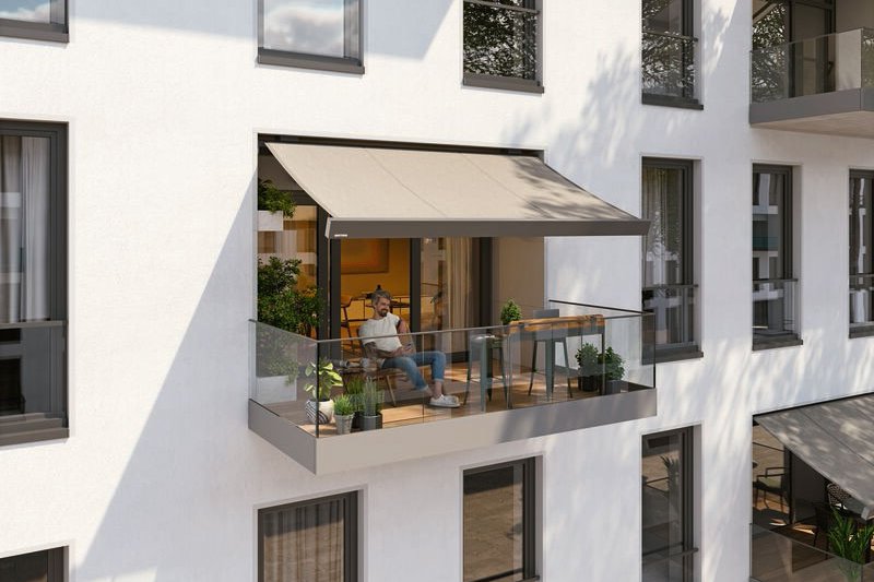 Balcon avec une surplomb de type marquise et une situation de terrasse, couleur dominante beige. Balcon avec une surplomb de type marquise et une situation de terrasse, couleur dominante beige.
