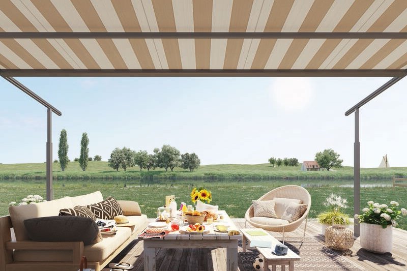représentation d'une terrasse avec une couverture en toile rayée et un mobilier en bois. Vue dégagée sur la nature.