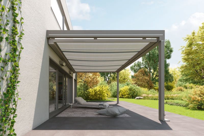 Une terrasse avec une surstructure et un design moderne, dominée par des couleurs gris et vert. Une terrasse avec une surstructure et un design moderne, dominée par des couleurs gris et vert.