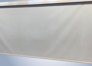 Weißes, rechteckiges Markisentuch mit einer glatten Oberfläche. 