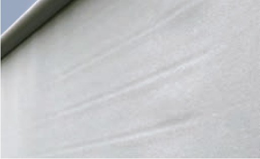 Tissu de couleur claire avec des plis, fixé sur une structure en hauteur.