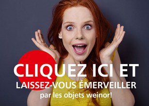 Femme souriante aux cheveux roux, mains aux visages, fond neutre avec texte promotionnel. 