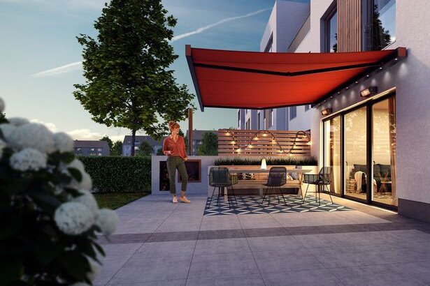 représentation d'une terrasse mit une grande terrasse et une surplomb rouge, maison moderne, ciel clair.