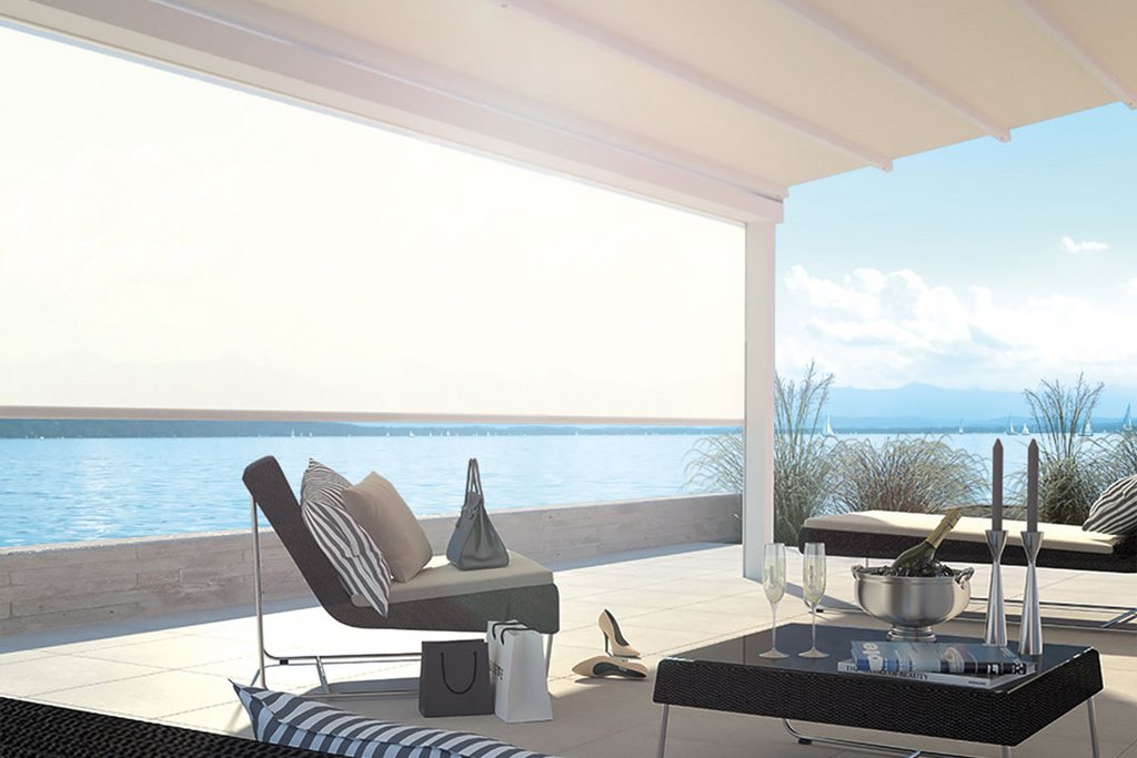 Espace extérieur avec sur le dessus une couverture beige, vue sur l'eau et quelques éléments de mobilier. Espace extérieur avec sur le dessus une couverture beige, vue sur l'eau et quelques éléments de mobilier.