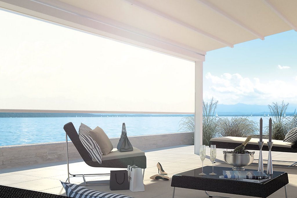 Espace extérieur avec sur le dessus une couverture beige, vue sur l'eau et quelques éléments de mobilier. Espace extérieur avec sur le dessus une couverture beige, vue sur l'eau et quelques éléments de mobilier.