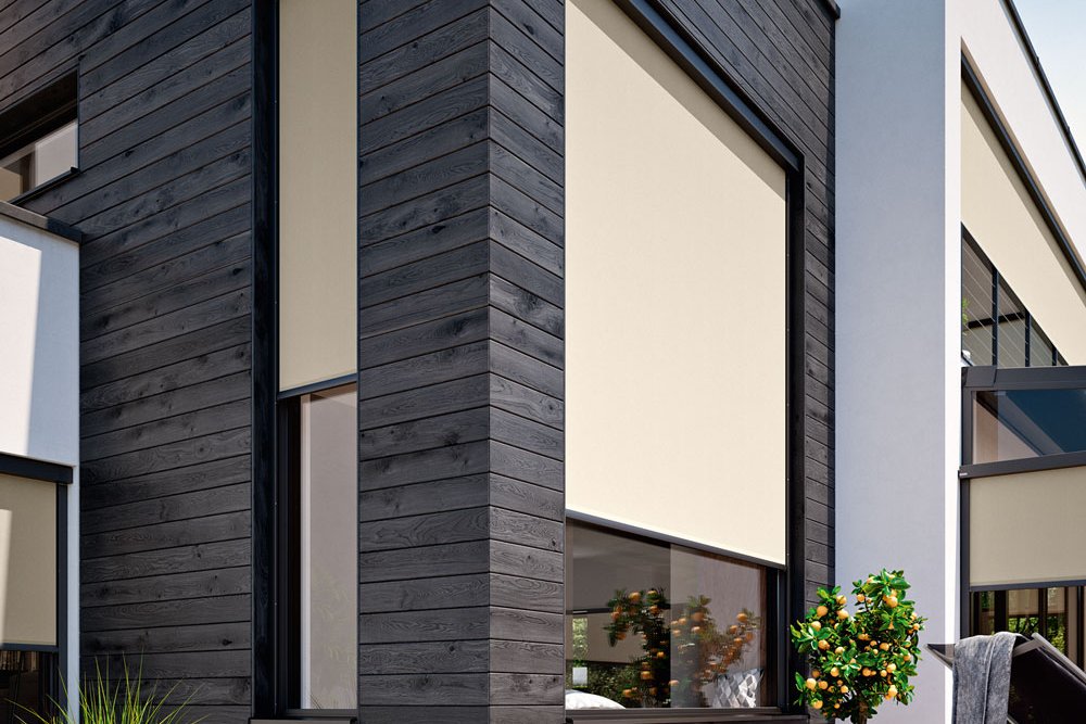 Une façade moderne avec des fenêtres, des marques et un design angulaire, dominée par des teintes claires et foncées.