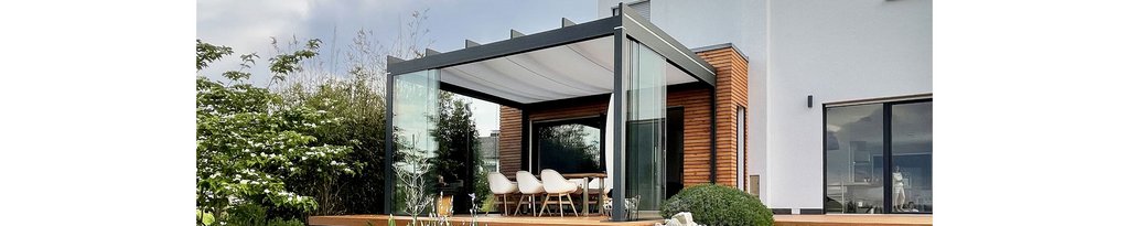 Moderne overkapping met glazen wanden en een doek, omringd door groen. Moderne overkapping met glazen wanden en een doek, omringd door groen.