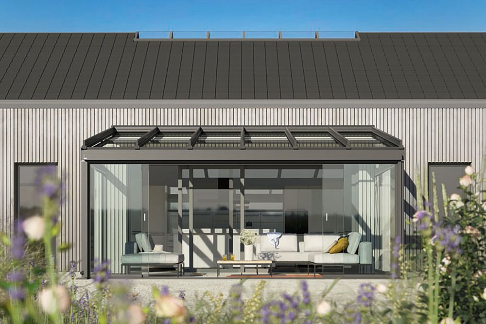 Moderne Hausfassade mit Überdachung und Glas-Schiebewänden, umgeben von Blumen. Himmelblau und neutralen Farbtönen. Moderne Hausfassade mit Überdachung und Glas-Schiebewänden, umgeben von Blumen. Himmelblau und neutralen Farbtönen.
