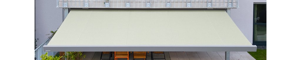 Markise in hellem Beige über einer Terrassensituation. Markise in hellem Beige über einer Terrassensituation.